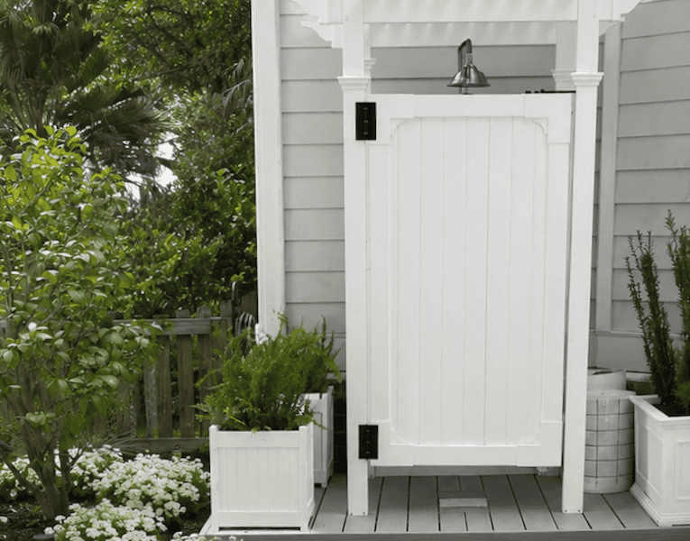 DIY outdoor shower enclosure ideas with natural materials and modern design elements
